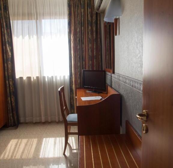 标准单人间, Kroma