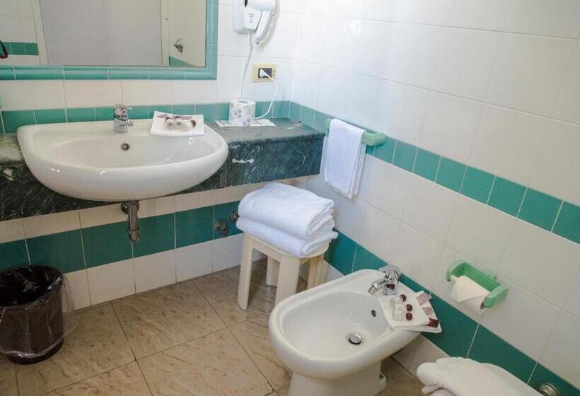 标准单人间, Kroma