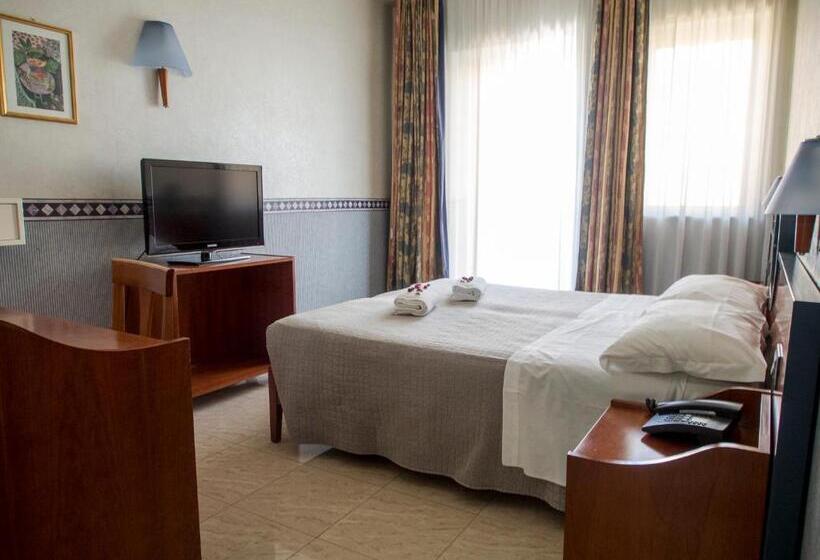 标准三人间, Kroma