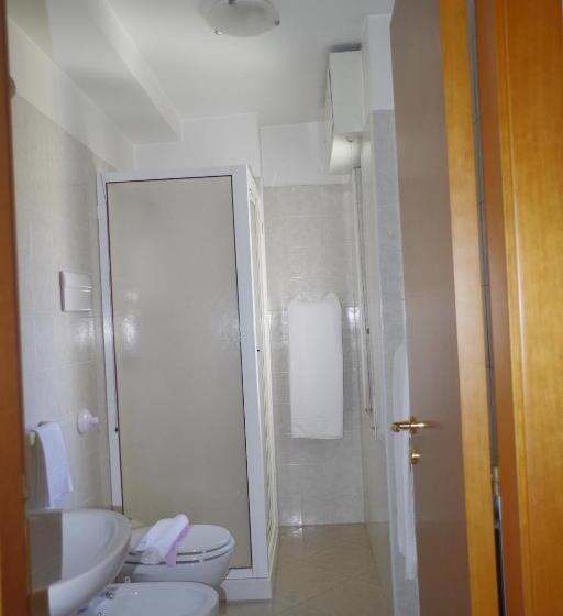 经济型三人房间, Kroma