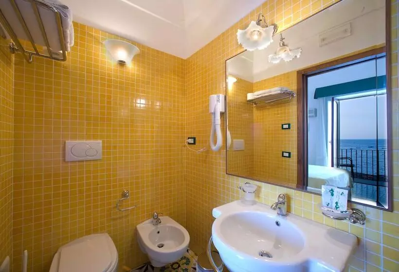 اتاق استاندارد با چشم‌انداز دریا, La Caravella Di Positano   Relais & Beach