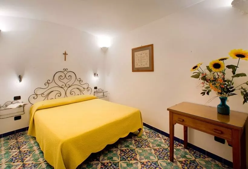 اتاق اساندارد با چشم‌انداز جانبی به دریا, La Caravella Di Positano   Relais & Beach