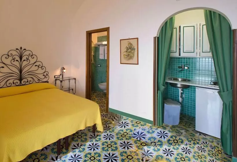 اتاق اساندارد با چشم‌انداز جانبی به دریا, La Caravella Di Positano   Relais & Beach
