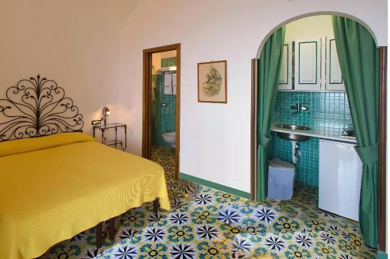 اتاق استاندارد سه نفره, La Caravella Di Positano   Relais & Beach