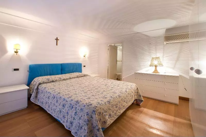 اتاق استاندارد سه نفره, La Caravella Di Positano   Relais & Beach