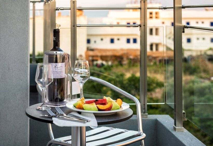 Номер Стандарт Вид на Бассейн, Pollis