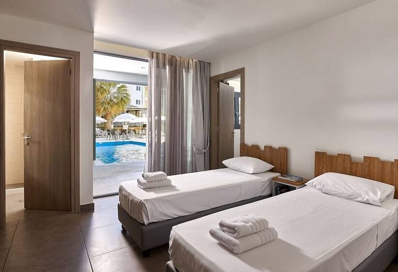 Номер Стандарт Вид на Бассейн, Pollis