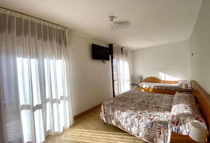 חדר לארבעה סטנדרטי עם מרפסת, Sciatori 3 Stelle Superior