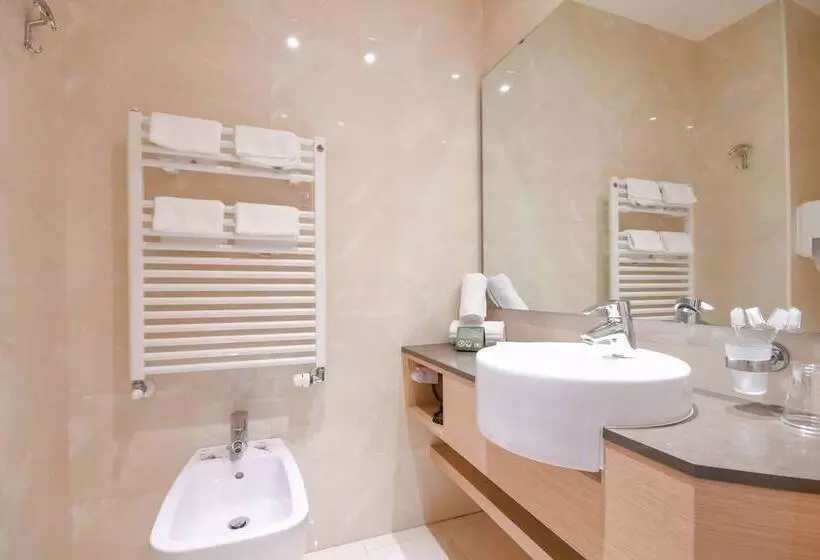 Standard Neljän Hengen Huone, Th Lazise Hotel Parchi Del Garda