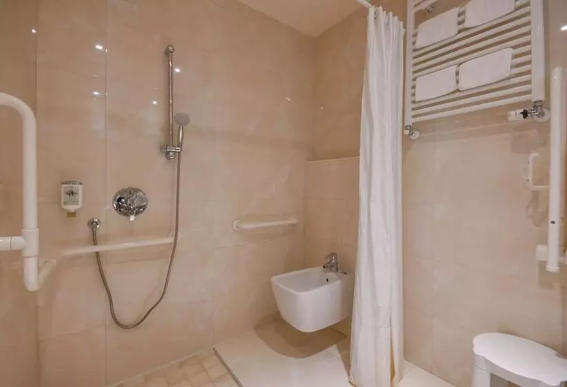Standard Neljän Hengen Huone, Th Lazise Hotel Parchi Del Garda