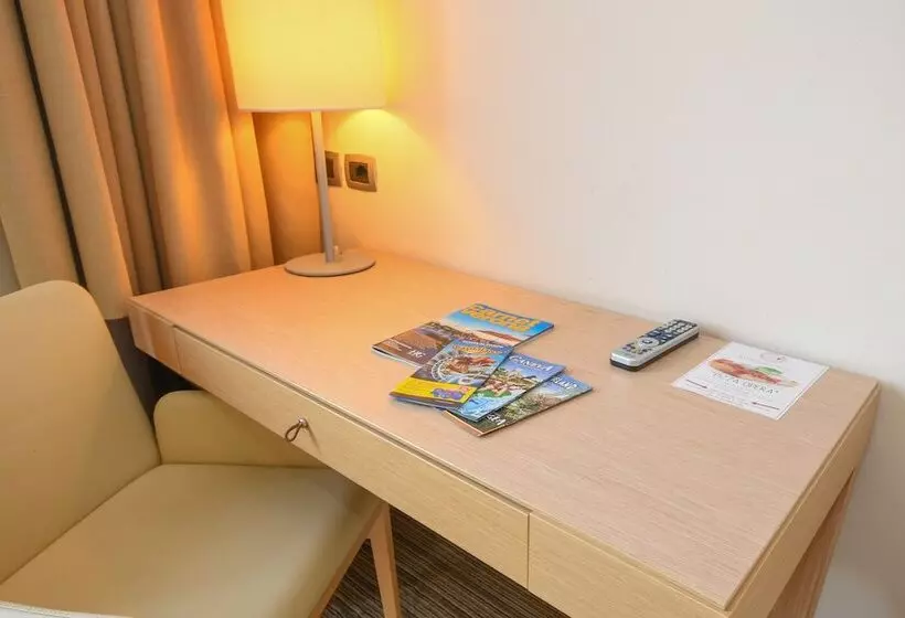 Standard Neljän Hengen Huone, Th Lazise Hotel Parchi Del Garda