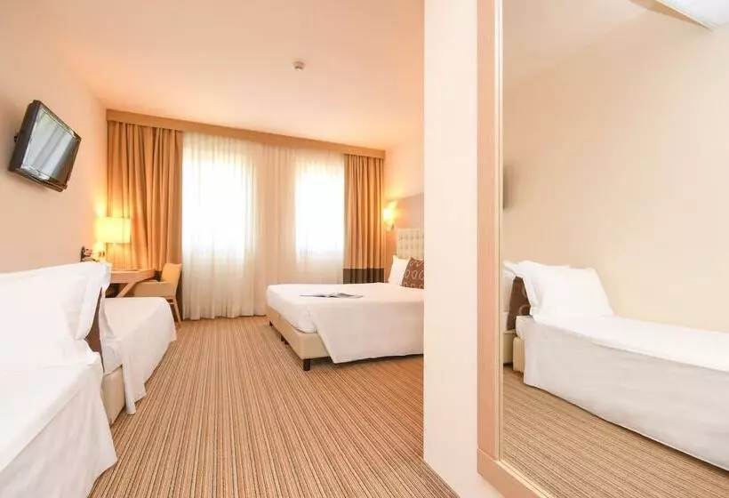 Standard Neljän Hengen Huone, Th Lazise Hotel Parchi Del Garda