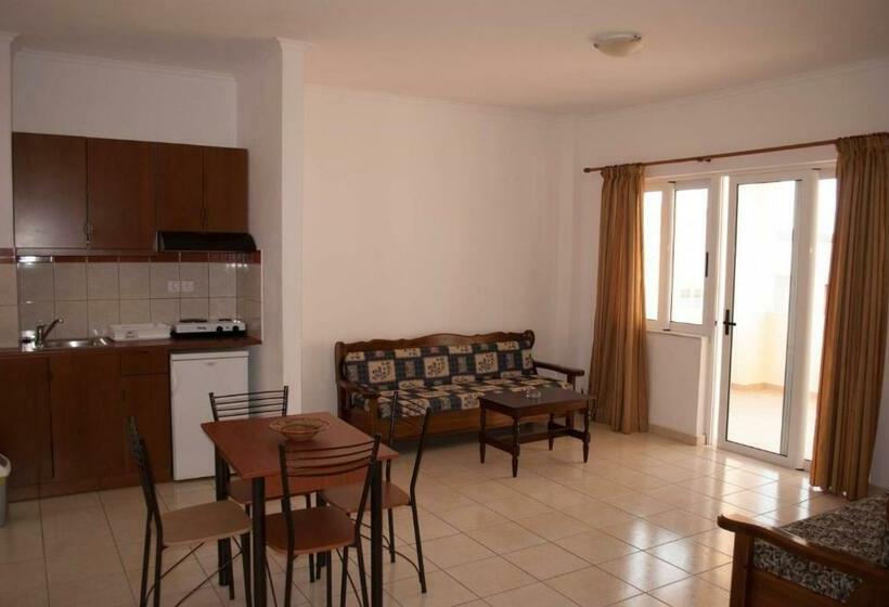 标准工作室带泳池景, Thodorou Village