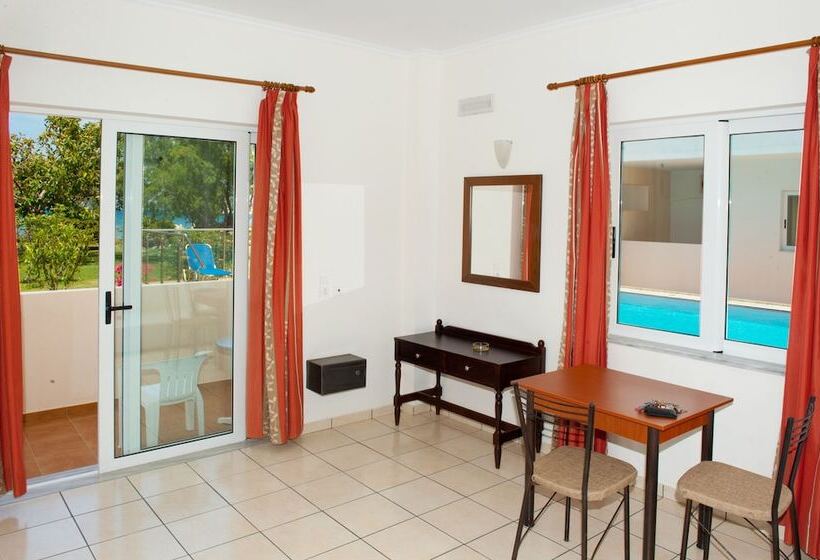 标准工作室带泳池景, Thodorou Village