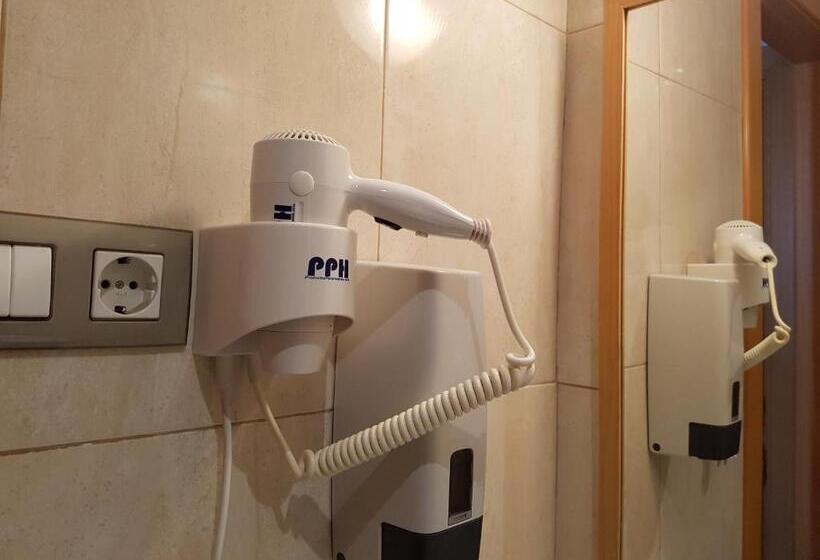 Трехместный Номер Базовый, Hostal Lk Barcelona