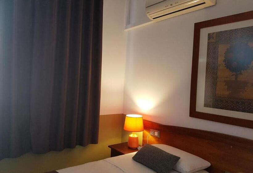 Трехместный Номер Базовый, Hostal Lk Barcelona