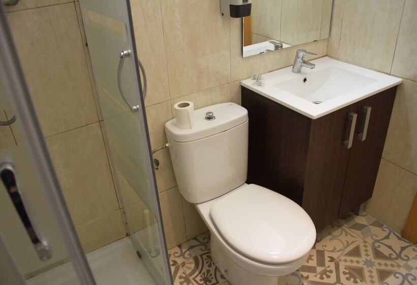 Номер Стандарт Четырехместный Совместный Санузел, Hostal Lk Barcelona