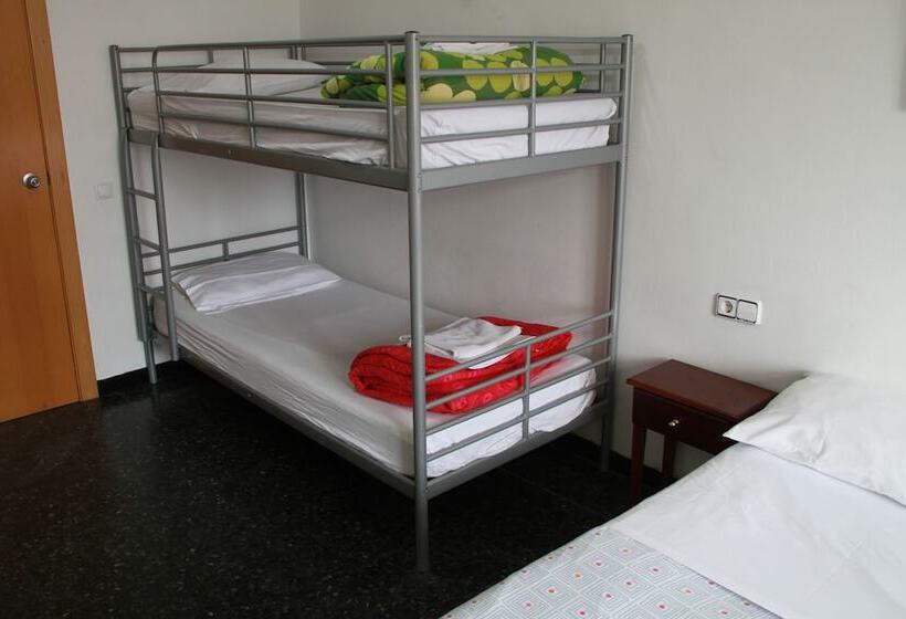 Номер Стандарт Четырехместный Совместный Санузел, Hostal Lk Barcelona