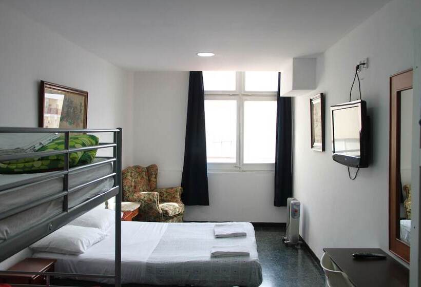 Номер Стандарт Четырехместный Совместный Санузел, Hostal Lk Barcelona