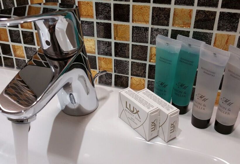 标准单人间, Chester