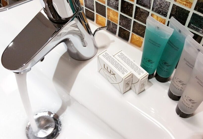 标准单人间, Chester