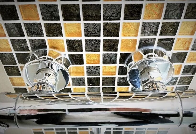 标准三人间, Chester