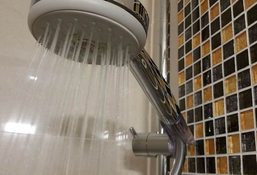 标准三人间, Chester