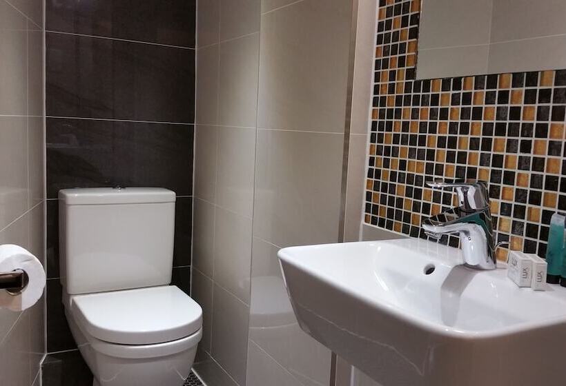 标准三人间, Chester