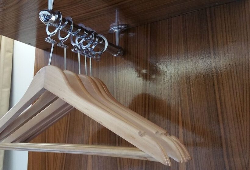 标准单人间, Chester