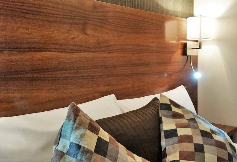 标准单人间, Chester