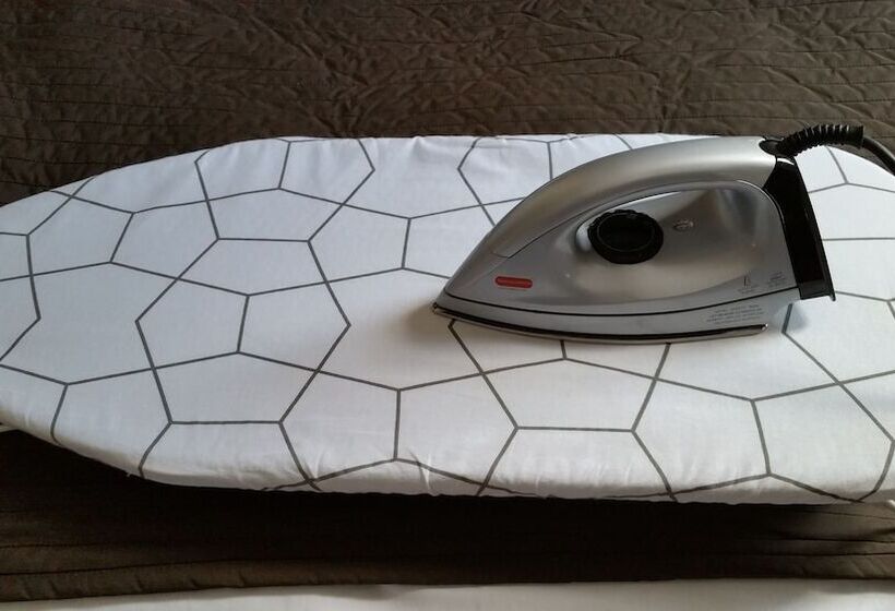 标准三人间, Chester