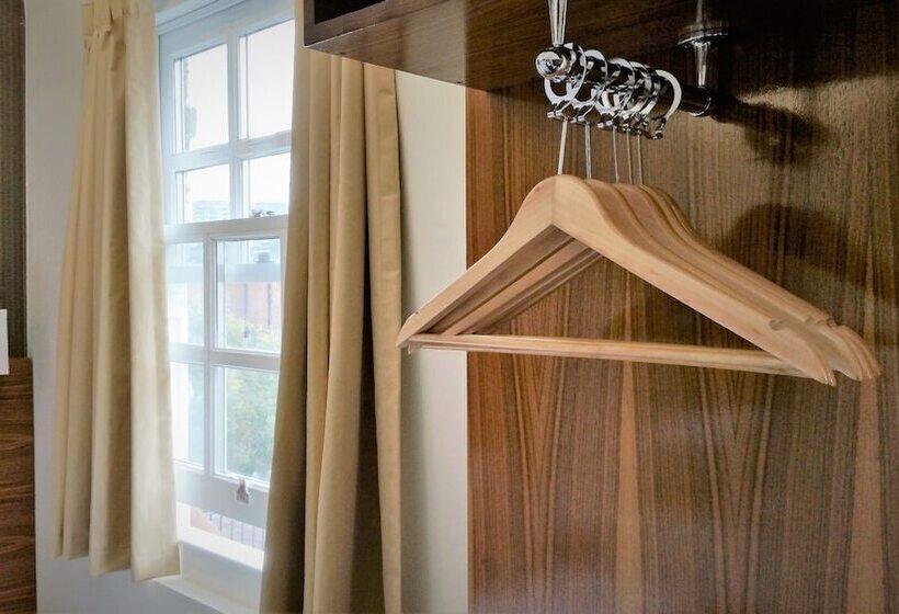 标准三人间, Chester