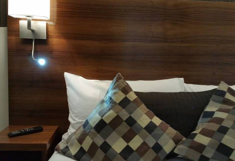 标准三人间, Chester