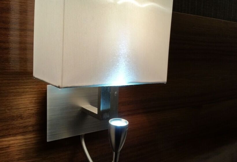 标准三人间, Chester