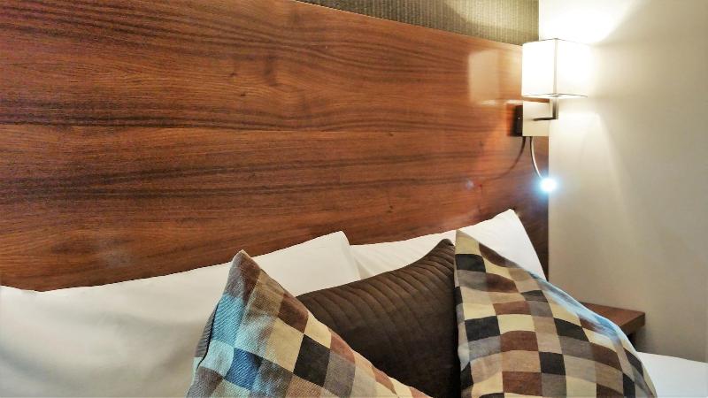 标准单人间, Chester