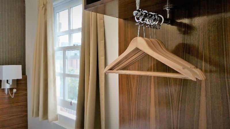 标准单人间, Chester