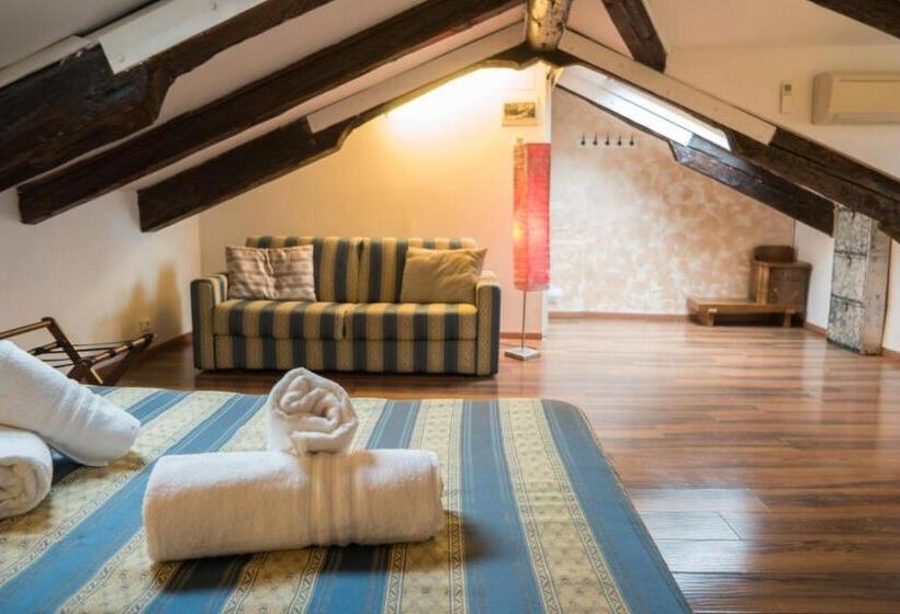 اتاق خانوادگی, Corte Canal Venice