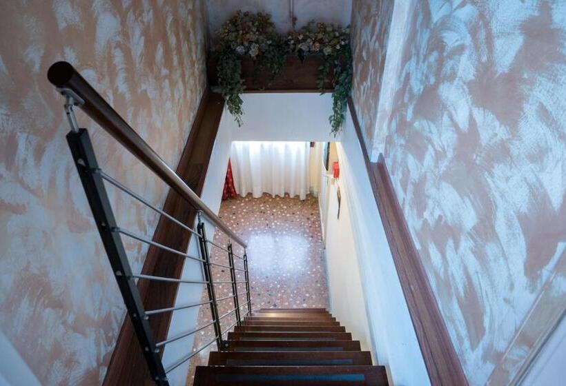 اتاق خانوادگی, Corte Canal Venice