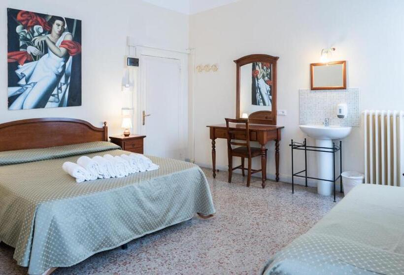 اتاق استاندارد چهارنفره با سرویس بهداشتی مشترک, Corte Canal Venice