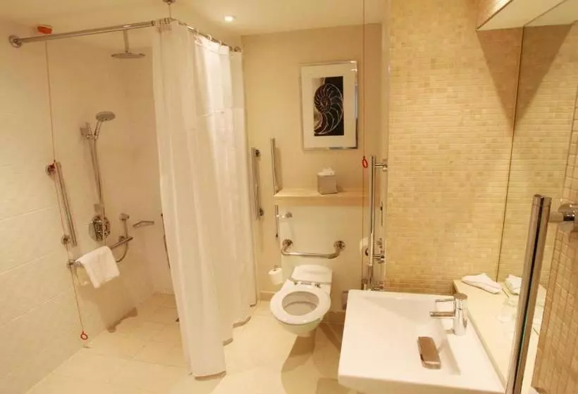 身障者適用キングサイズベッドルーム, Crowne Plaza Reading East