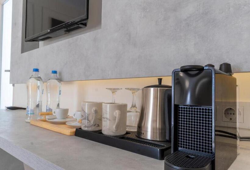 جناح جونيور مطلّ علي البحر, Elementa Boutique Hotel   Adults Only