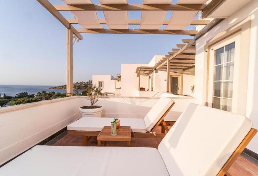 جناح جونيور مطلّ علي البحر, Elementa Boutique Hotel   Adults Only