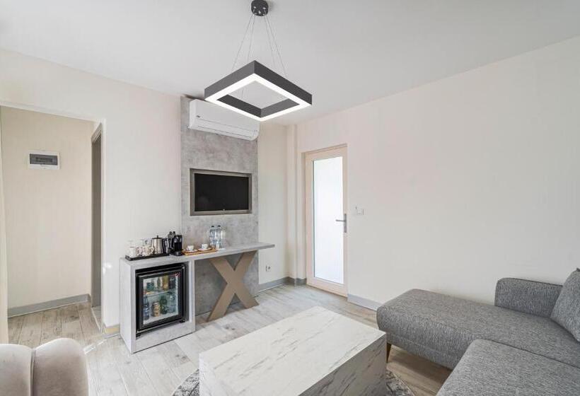 جناح جونيور مطلّ علي البحر, Elementa Boutique Hotel   Adults Only