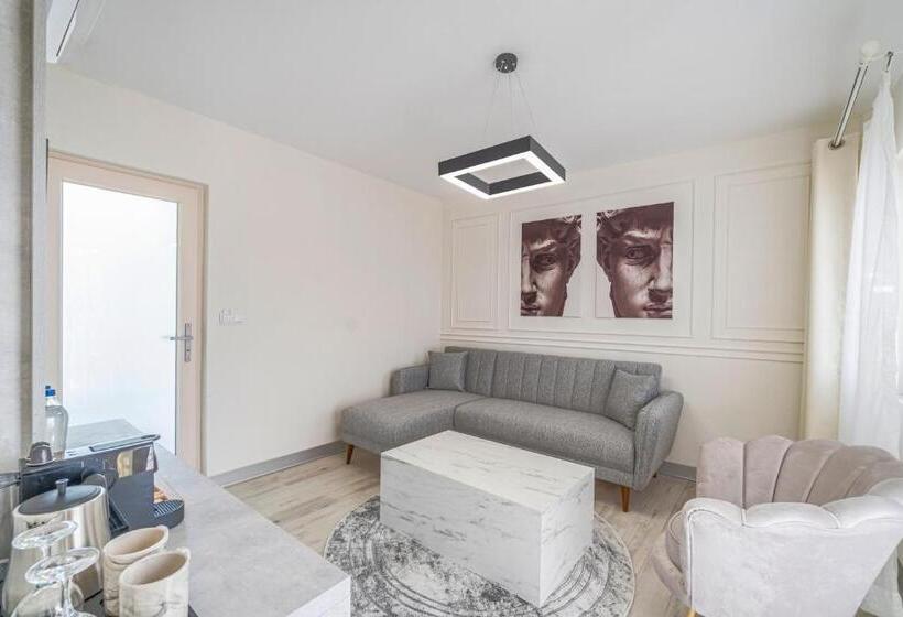 جناح جونيور مطلّ علي البحر, Elementa Boutique Hotel   Adults Only