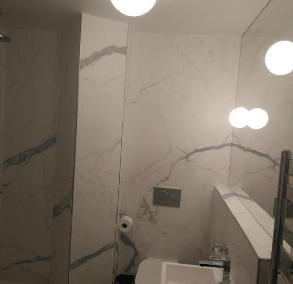 デラックスルーム, Ferney République