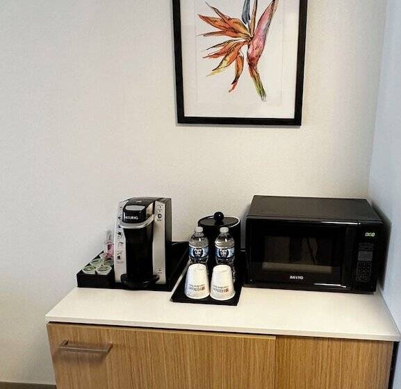 מיטת קינג בסוויטה, Hilton Garden Inn Miami Airport West