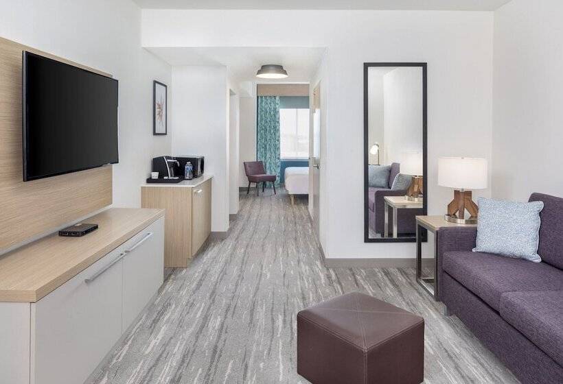 מיטת קינג בסוויטה, Hilton Garden Inn Miami Airport West