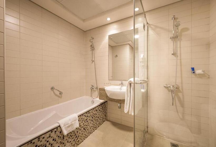 Люкс Повышенной Комфортности, Oaks Liwa Heights Hotel Suites
