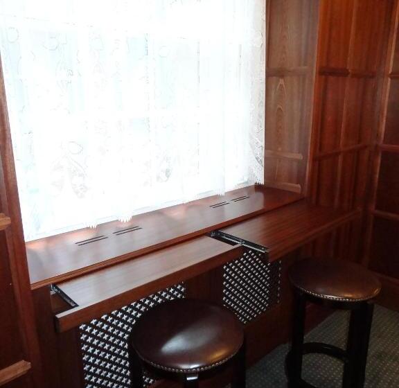 이그제큐티브 룸, Regency House