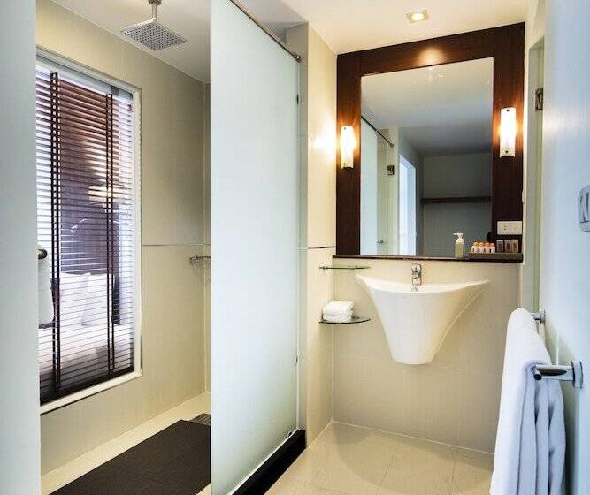 Quarto Deluxe, Solo, Sukhumvit 2, Bangkok   Sha Extra Plus